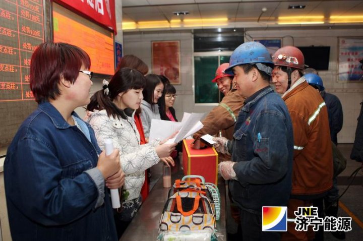 阳城煤电团委组织开展“学雷锋”活动