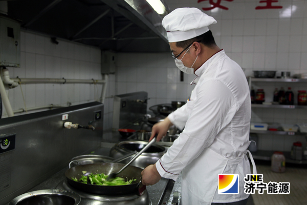 【义桥煤矿职工转岗故事】执笔改掌勺  转岗砺自我