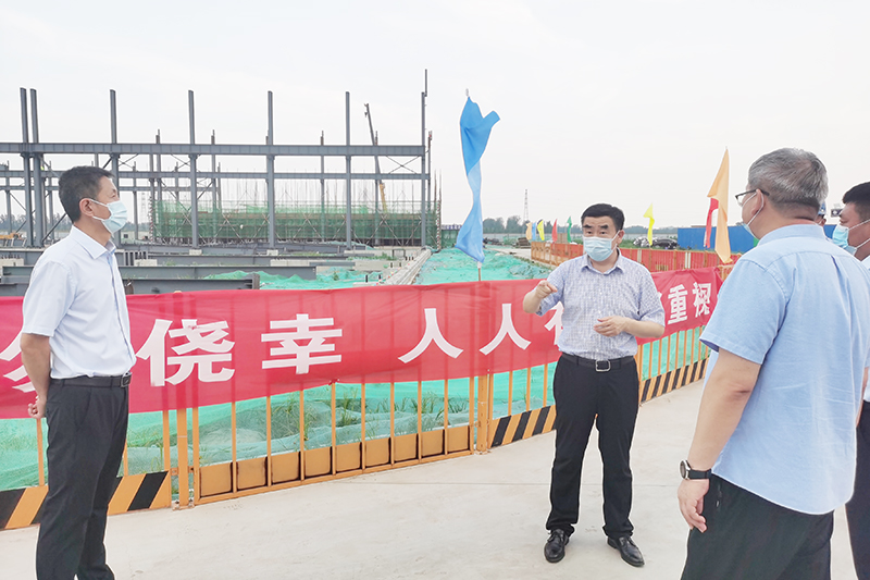 1628732834111212.jpg 河北物流集团金属材料有限公司总经理孙继承在现场调研指导.jpg