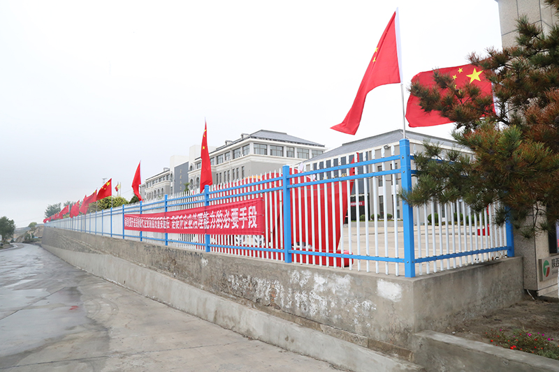 2021年9月24日朱家峁煤矿五星红旗高高飘扬  喜迎国庆 (张奎连摄).jpg