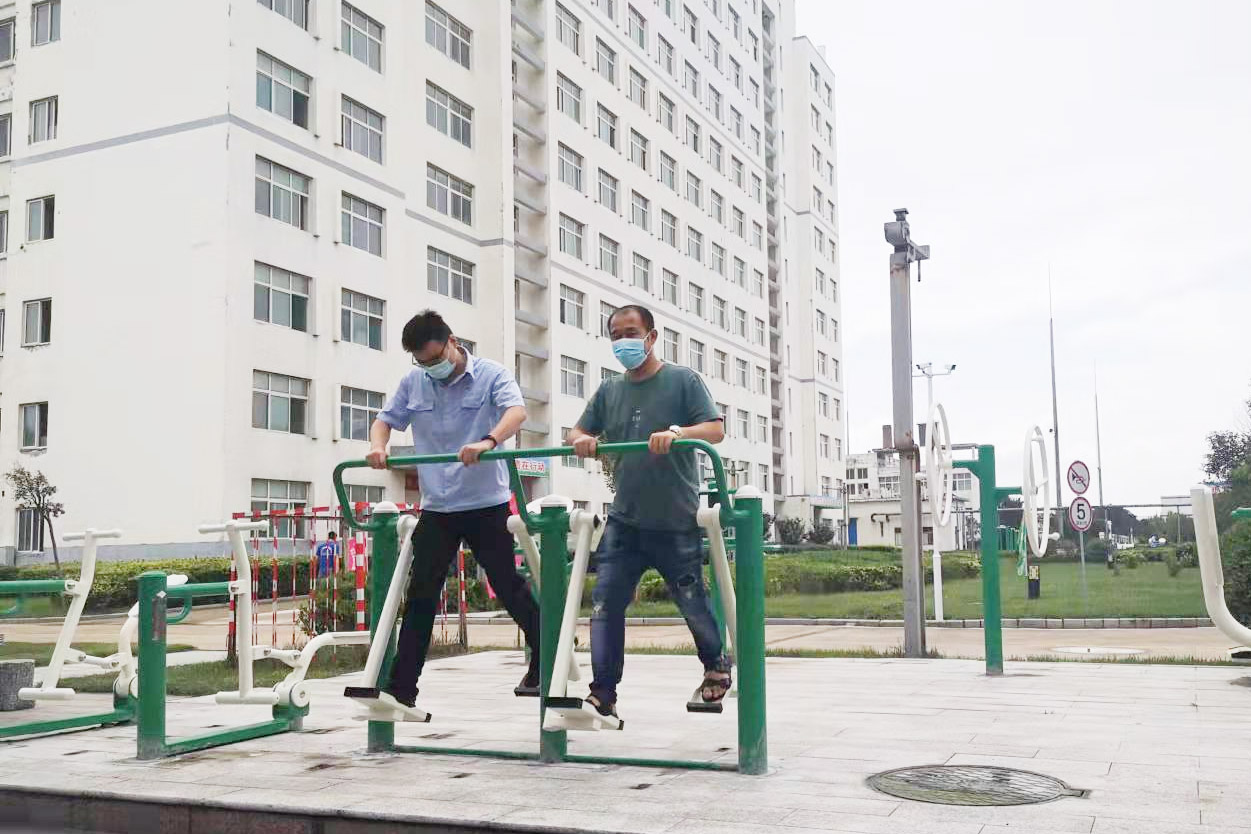 1633158241515425.jpg 霄云煤矿为职工安装健身器材.jpg