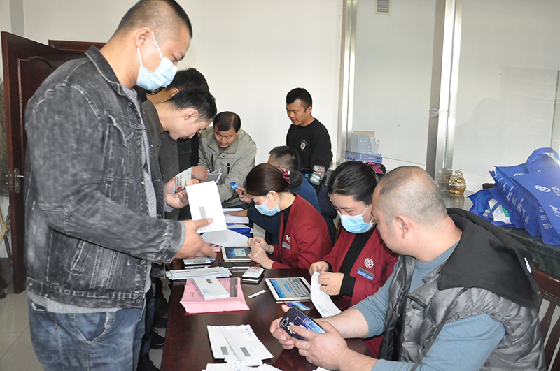 1635666298810867.jpg 银行上门为职工服务..JPG