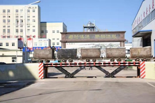 金桥煤矿自动轨道升降机投入使用