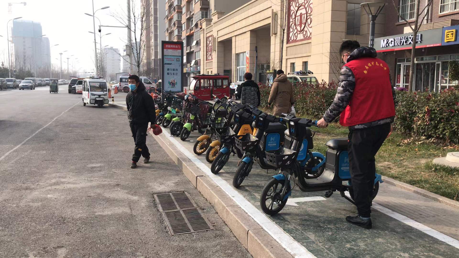 1639896218345107.jpg 安居煤矿:创城包保进社区 展现安居好风貌2.jpg